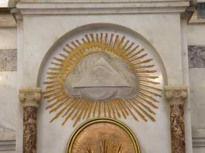 Ma non solo: anche Santa Scolastica al Porto, situata alla fine della Muraglia, presenta la stessa figura, questa volta scolpita su un piccolo altare dedicato a Santa Lucia ristrutturato tra la fine dell�800 e l�inizio del 900 